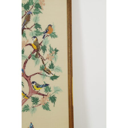 Vintage geborduurd schilderij vogels met houten lijst
