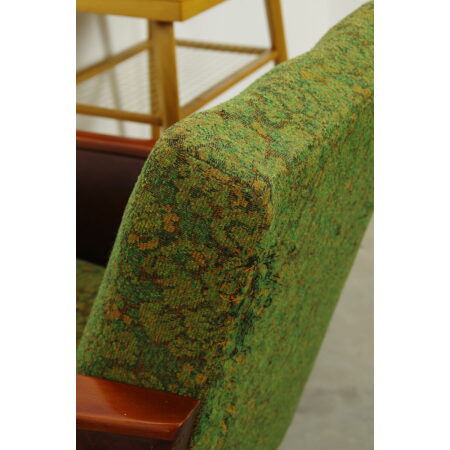 Vintage groene fauteuil met houten poten en leren details