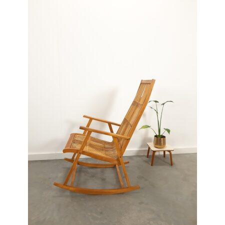 Vintage rotan schommelstoel met hout