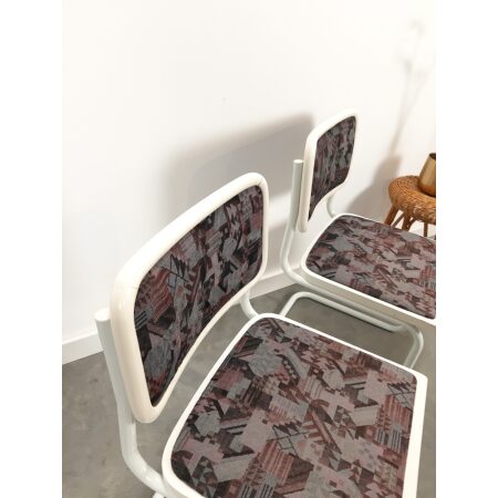 Vintage witte eetkamer buisframe stoelen met leuke print