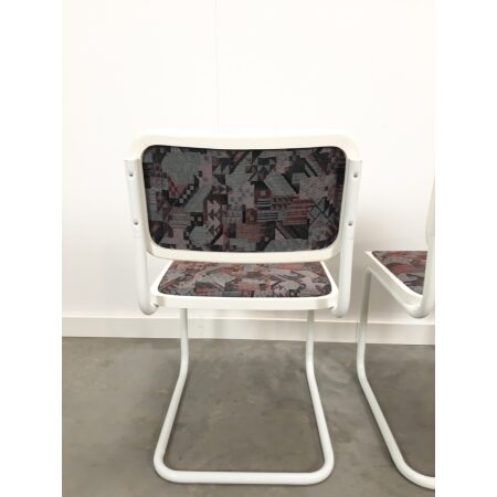 Vintage witte eetkamer buisframe stoelen met leuke print