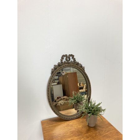 Antiek vintage oude houten spiegel met strik en bloemen