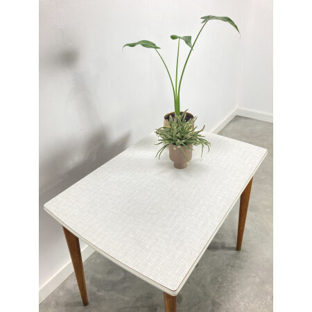 Vintage tafel met wit grijs formica blad