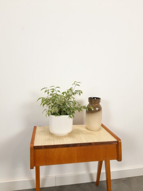 Vintage witte bloempot met relief