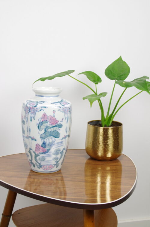 Vintage hoge porseleinen vaas met roze bloemen