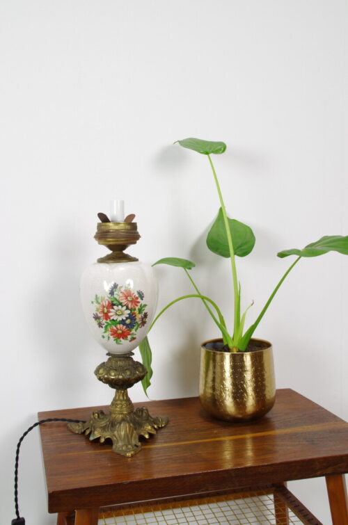Vintage porseleinen lamp met bloemen en messing voet margriet
