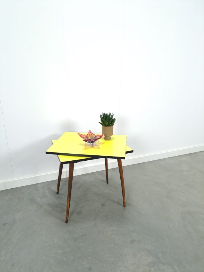 Vintage draaibare tafel met geel formica blad, bijzettafel