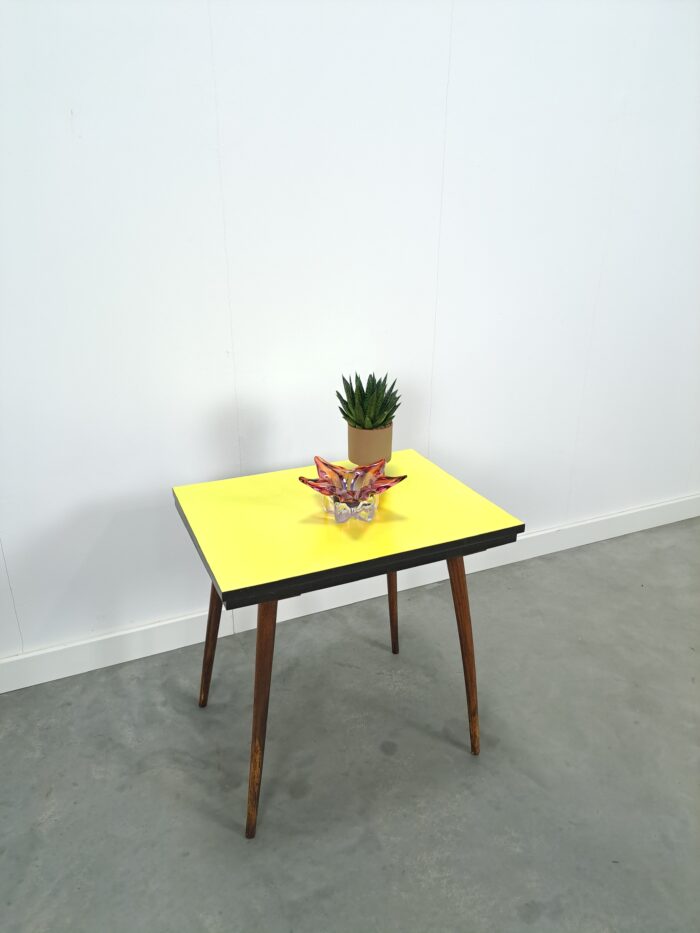 Vintage draaibare tafel met geel formica blad, bijzettafel
