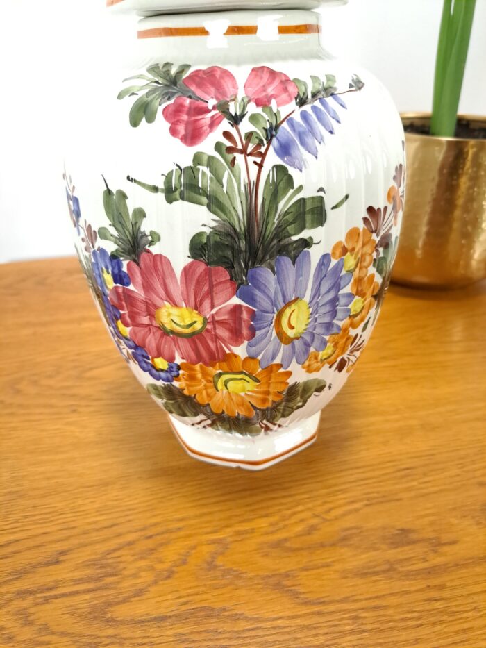 Vintage porseleinen vaas met bloemen en deksel met leeuw