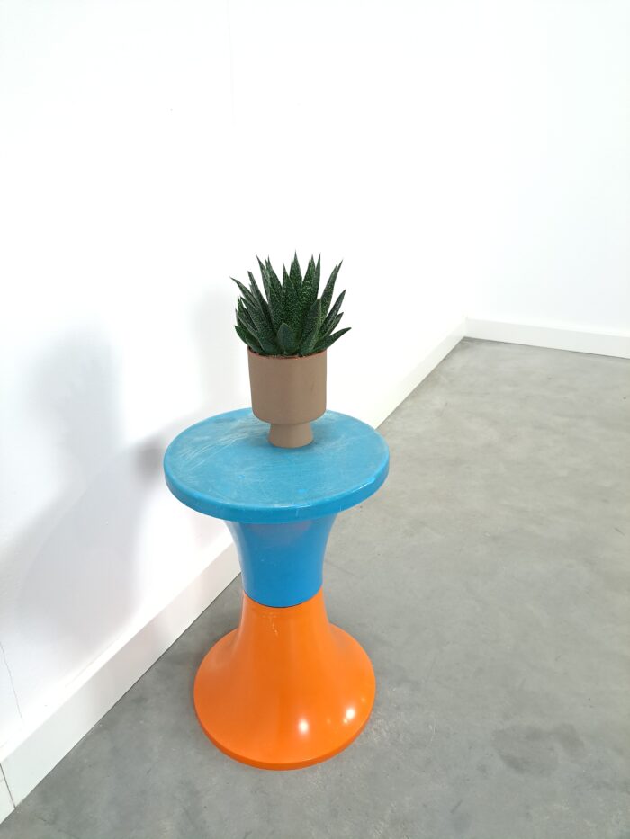Kunststof oranje blauwe bijzettafel, plantentafel