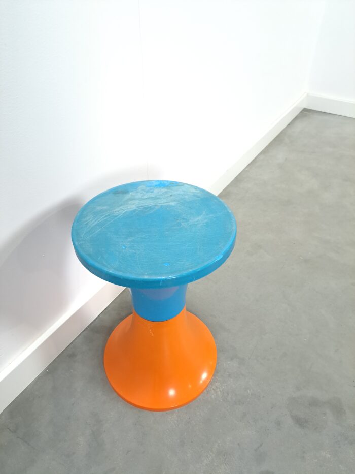 Kunststof oranje blauwe bijzettafel, plantentafel