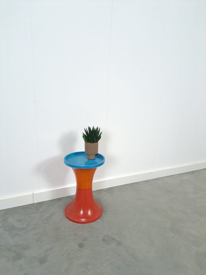 Kunststof oranje, rood, blauwe bijzettafel, plantentafel