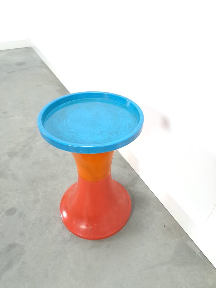 Kunststof oranje, rood, blauwe bijzettafel, plantentafel