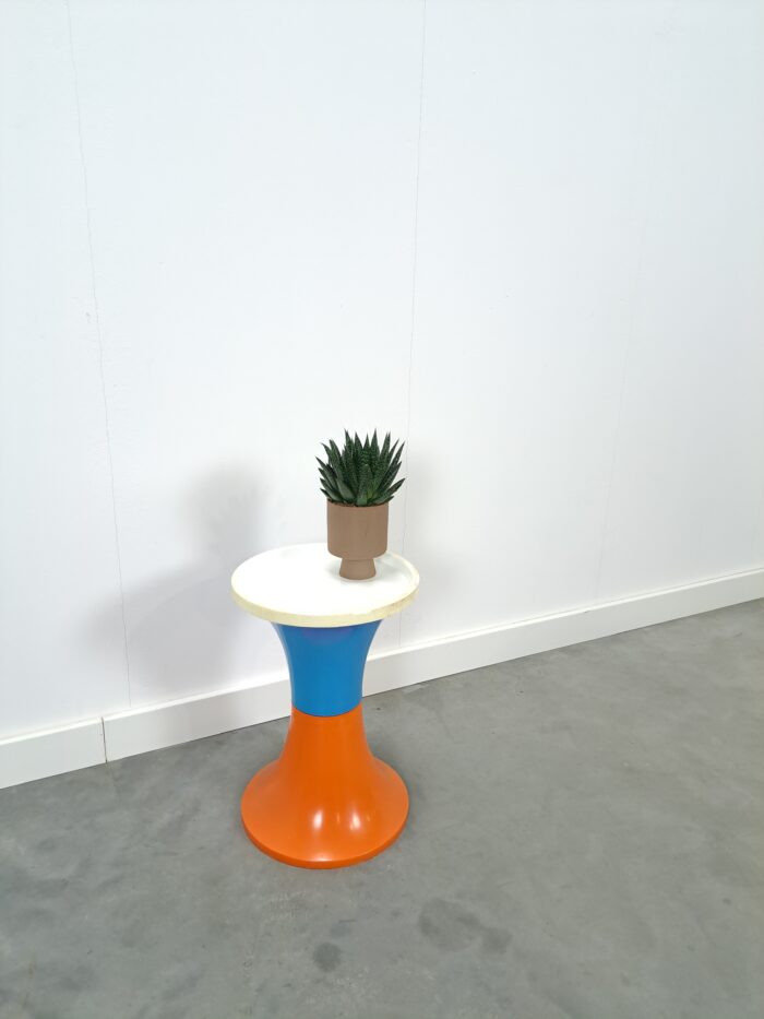 Kunststof oranje, wit, blauwe bijzettafel, plantentafel