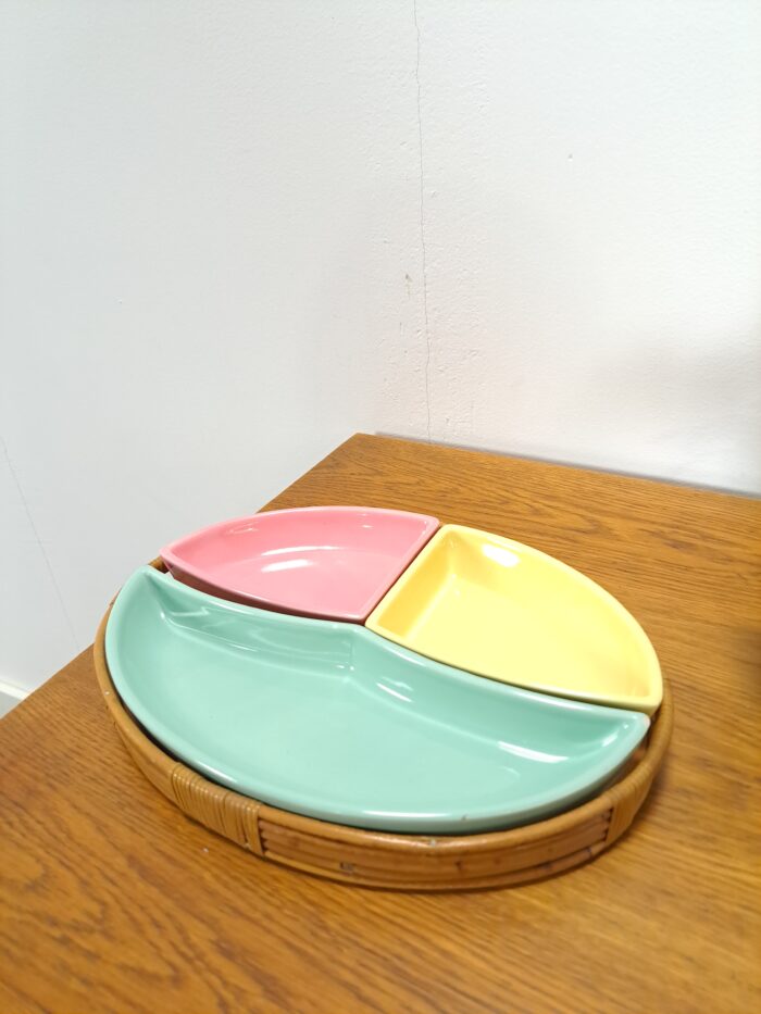 Vintage pastelkleur schalen set in rotan mand, hapjesschaal