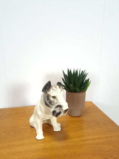 Vintage porseleinen beeld hondje
