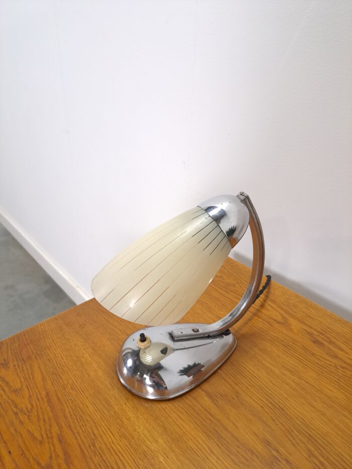 Vintage lamp met chromen voet en melkglas kap, tafellamp