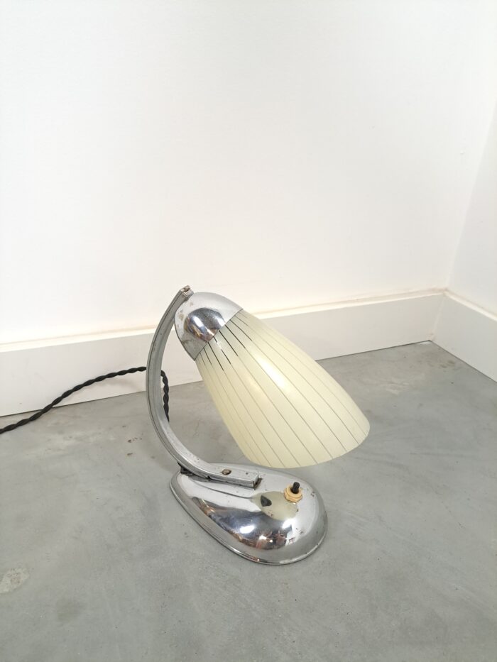 Vintage lamp met chromen voet en melkglas kap, tafellamp