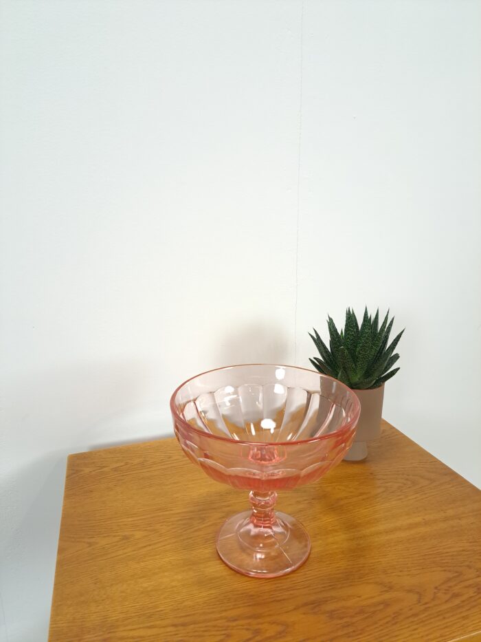 Vintage roze glazen schaal op voet, serveerschaal