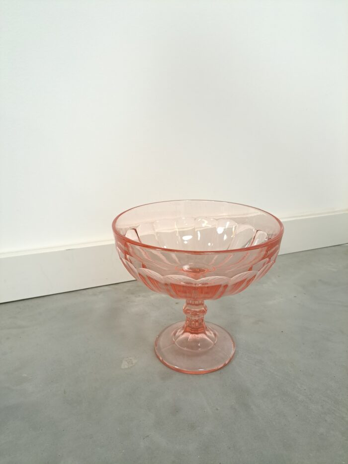 Vintage roze glazen schaal op voet, serveerschaal