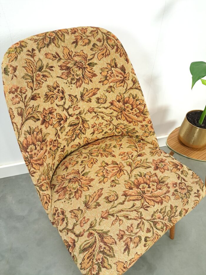 Vintage stoel met bloemenstof
