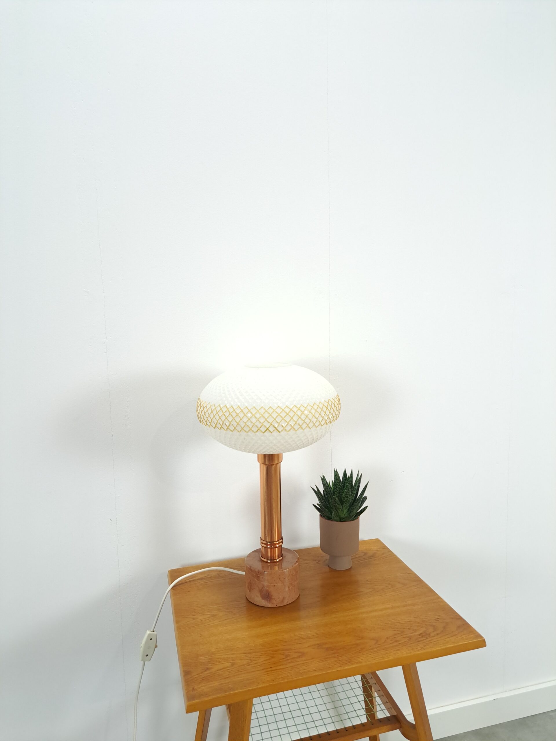 Vintage tafellamp marmeren voet, koperen details en melkglazen kap, bureaulamp