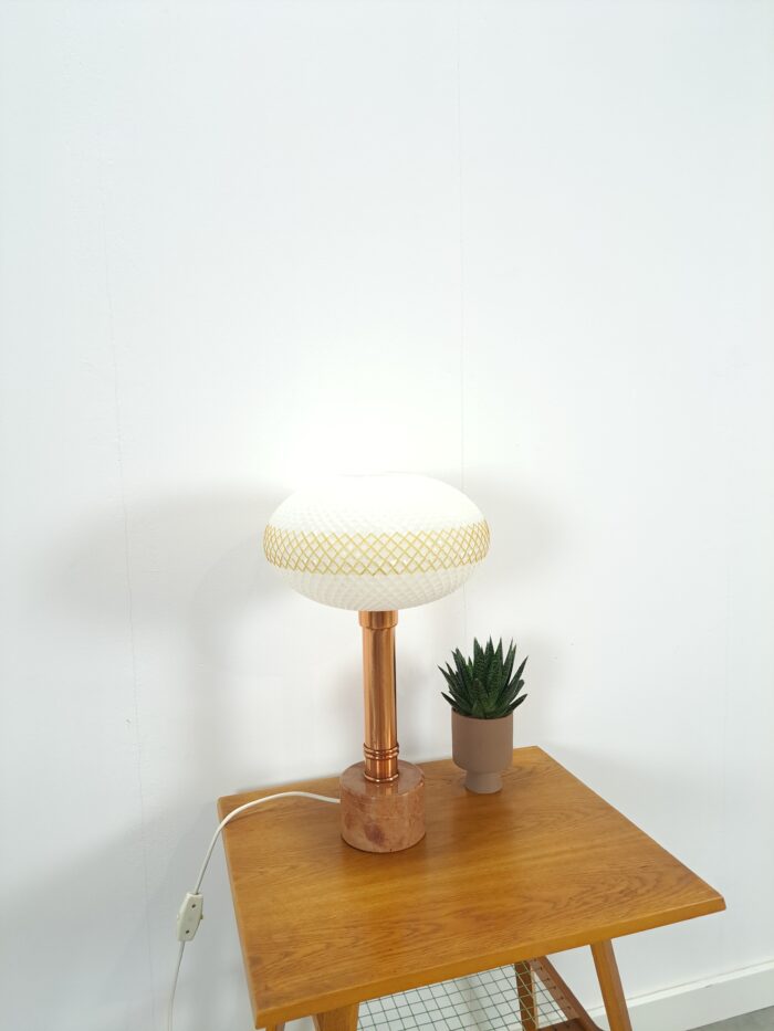 Vintage tafellamp marmeren voet, koperen details en melkglazen kap, bureaulamp