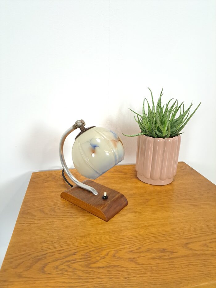 Vintage tafellamp met houten voet en glazen kap met blauwe details, bureaulamp