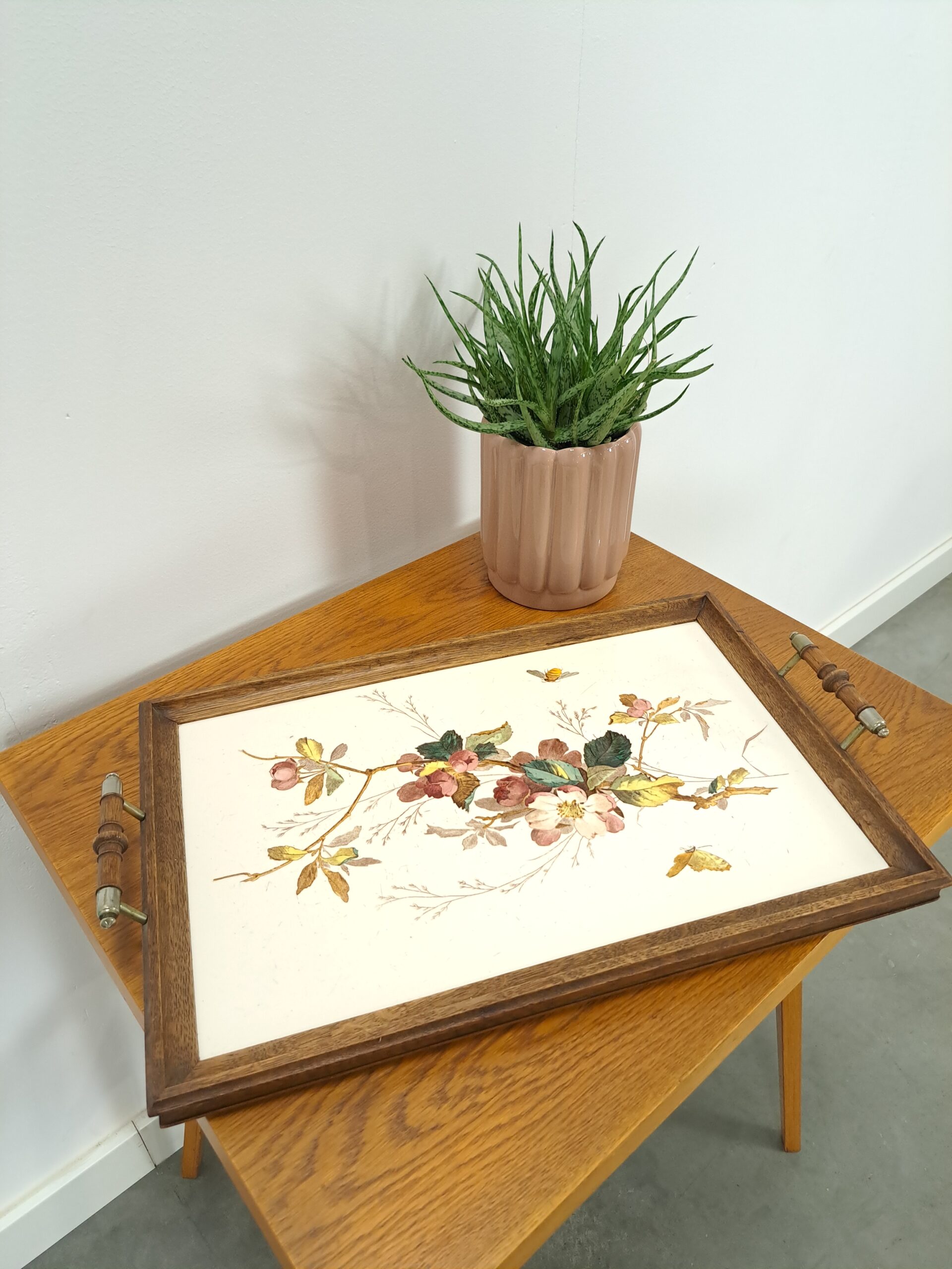 Vintage houten en aardewerk dienblad met bloemen