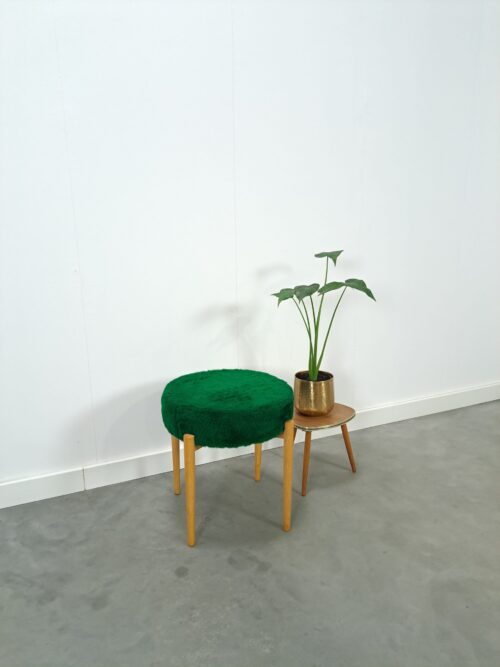 Vintage houten kruk met groen kussen