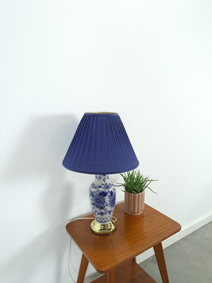 Vintage porseleinen tafellamp met blauw witte bloemen en blauwe kap, bureaulamp