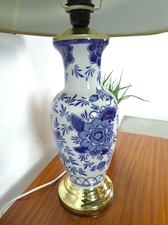 Vintage porseleinen tafellamp met blauw witte bloemen en blauwe kap, bureaulamp