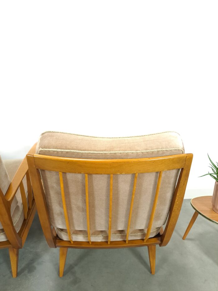 Vintage set fauteuils met houten frame en beige kussens, stoelen