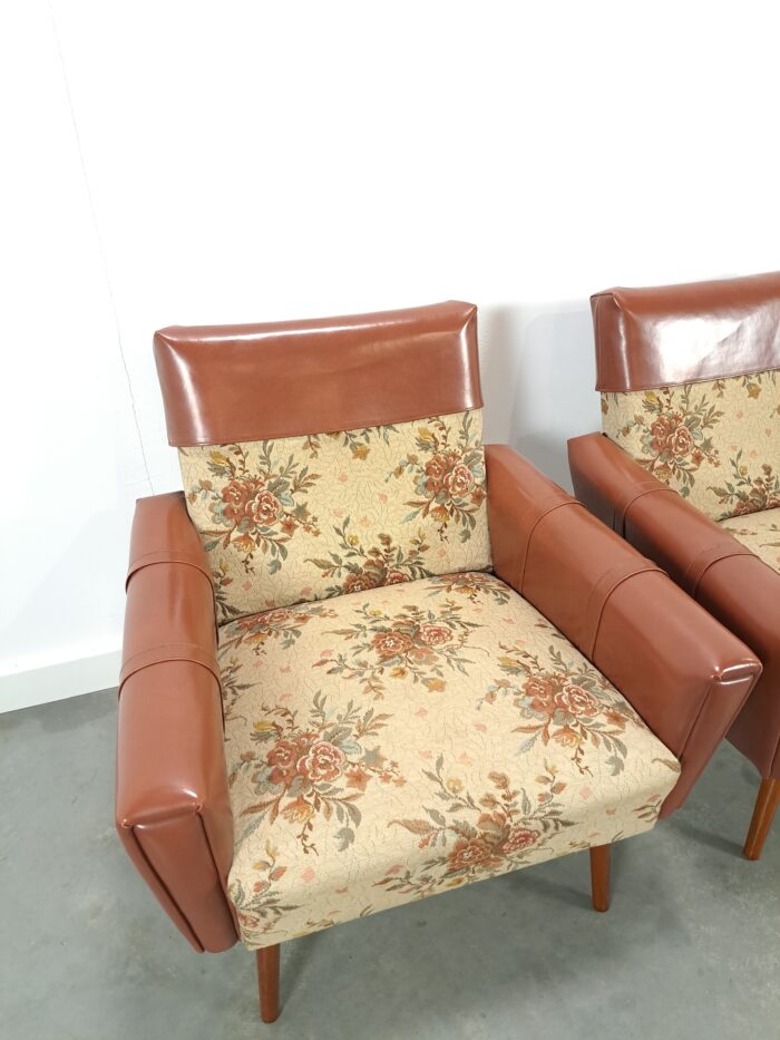 Vintage fauteuils met bloemen bekleding en kunstleder