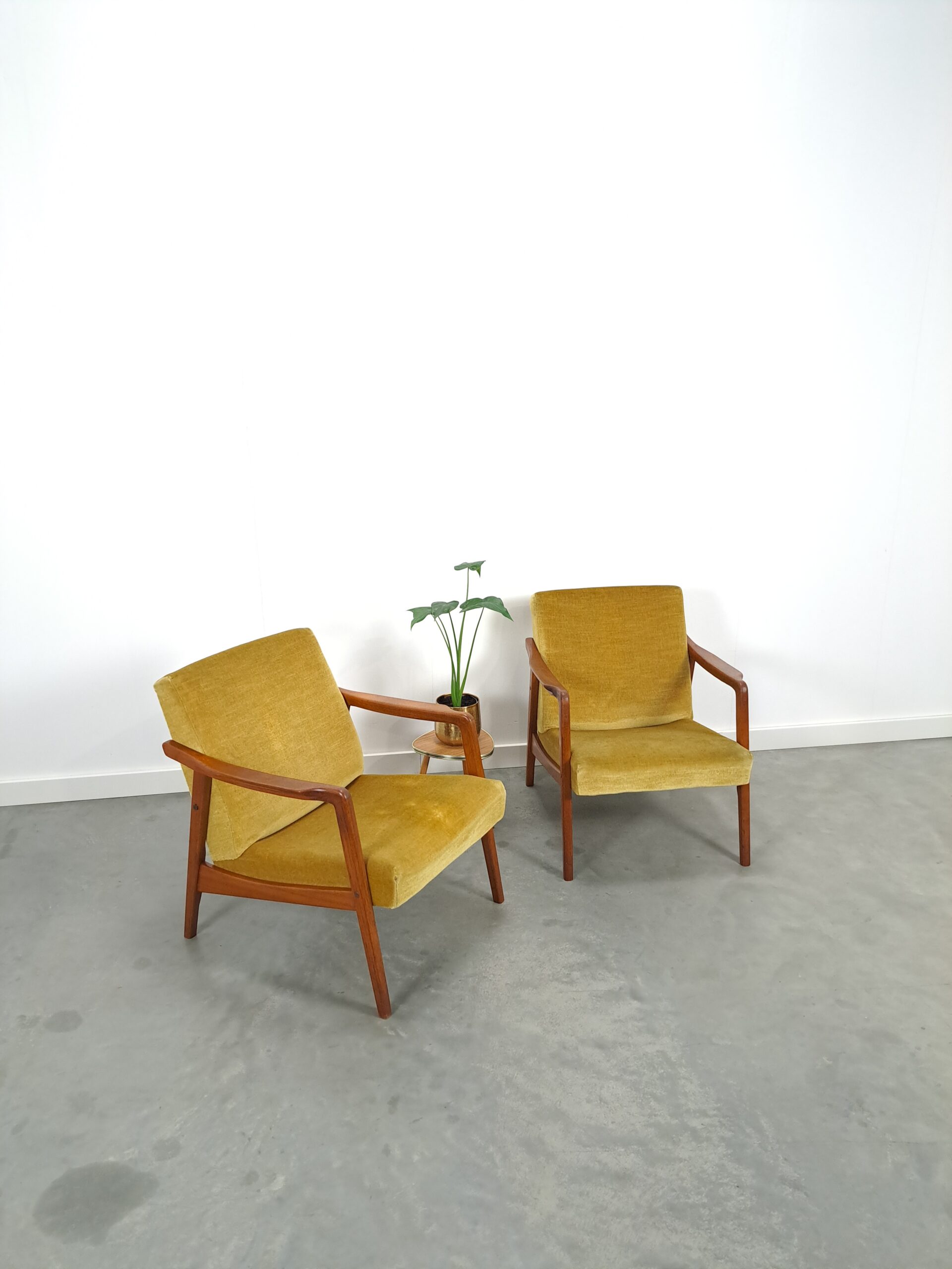 Vintage fauteuils met teakhouten frame en groen gele bekleding