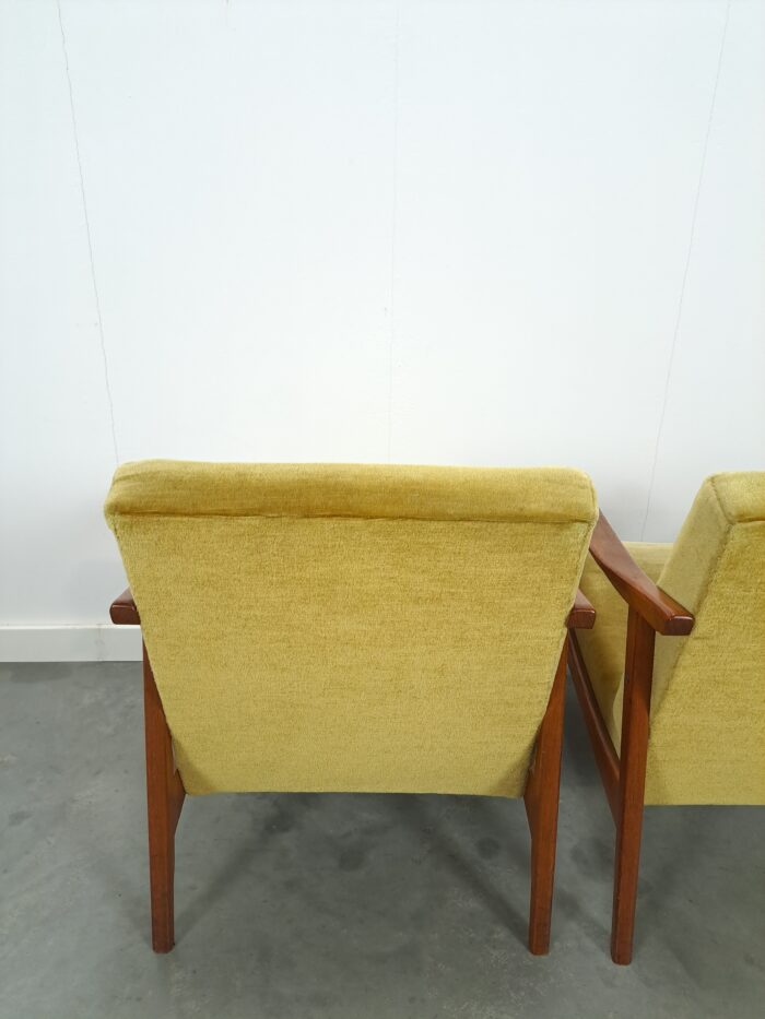 Vintage fauteuils met teakhouten frame en groen gele bekleding
