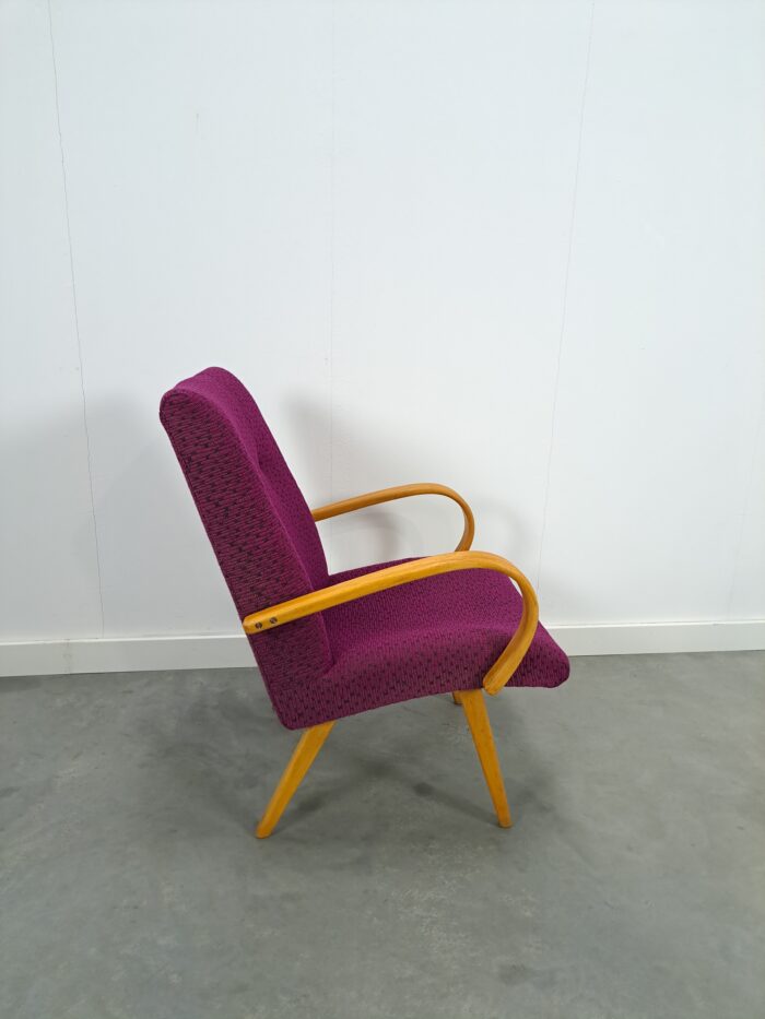 Vintage paarse fauteuil met houten armleuningen, stoel paars