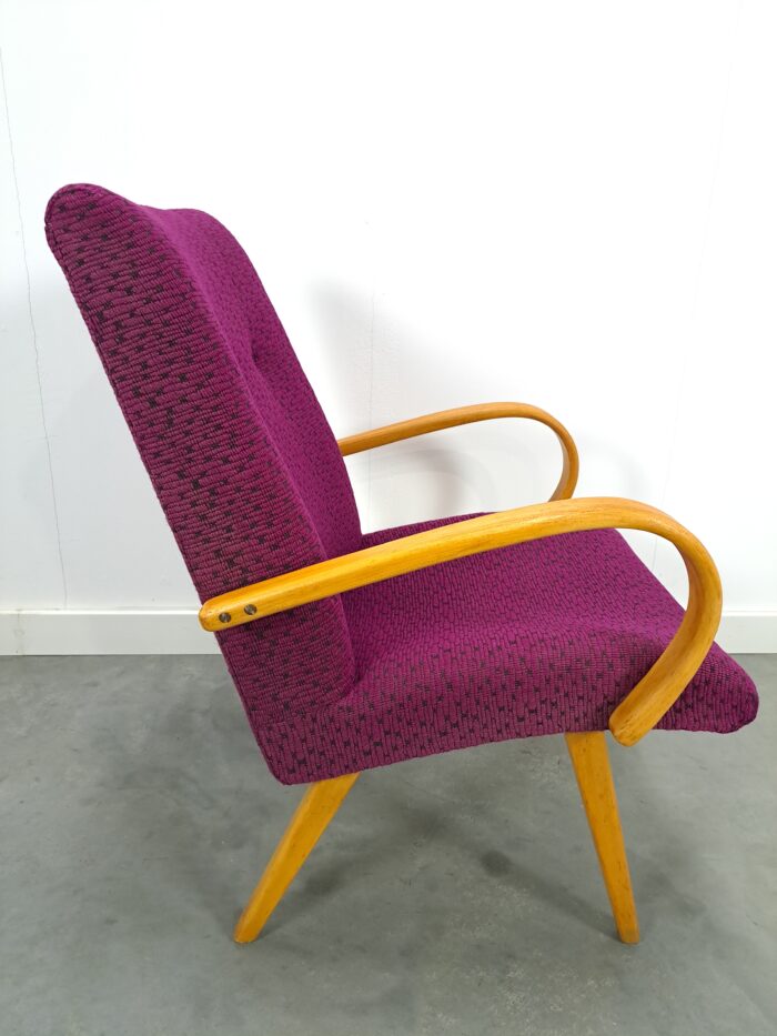 Vintage paarse fauteuil met houten armleuningen, stoel paars