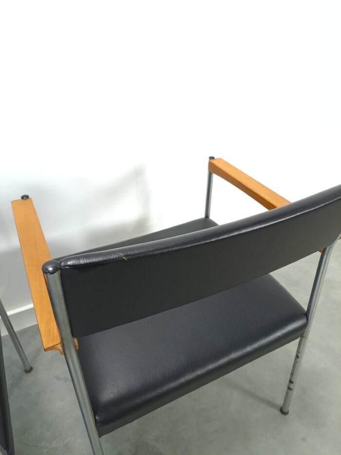 Vintage stoelen DDR met chromen onderstel en zwarte bekleding, eetkamerstoelen