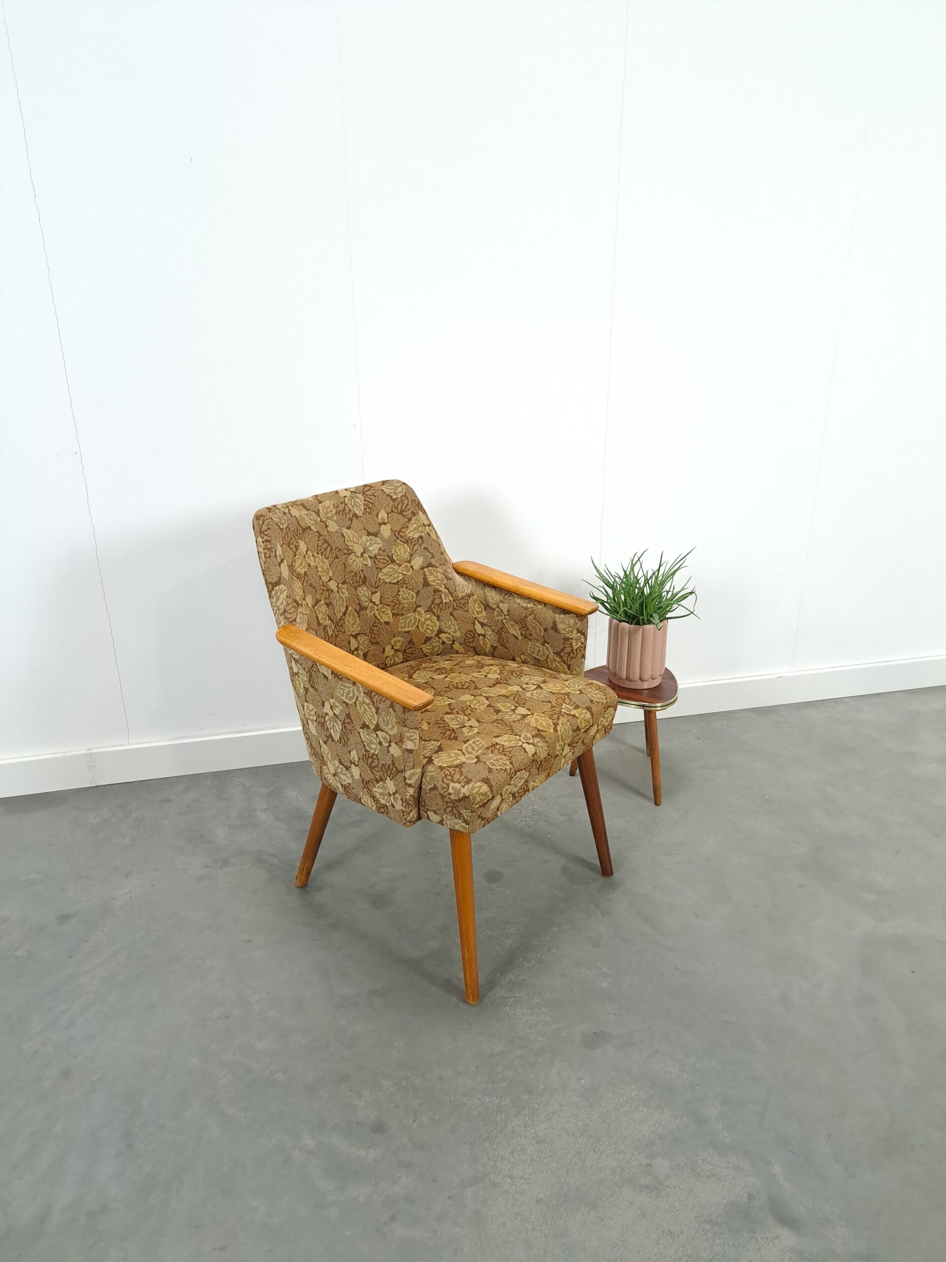 Vintage stoffen fauteuil met houten leuning en bladeren, stoel
