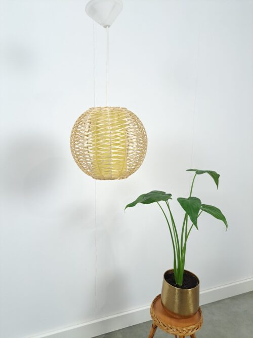 Vintage kleine bol hanglamp met kunststof touw en gele kap, lamp