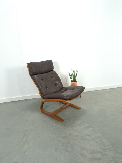 Vintage bruin leren fauteuil met houten onderstel, relax fauteuil