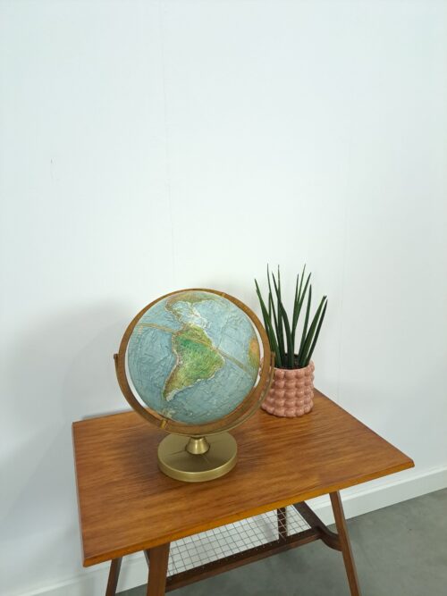 Vintage globe met messing voet uit Denemarken, wereldbol