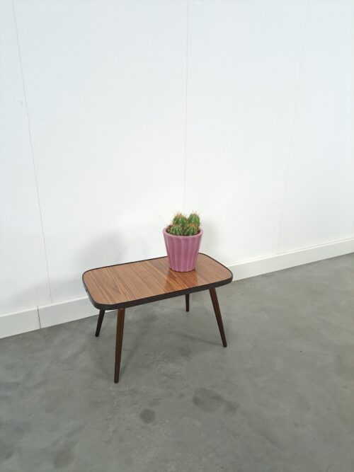 Vintage bijzettafel met bruin houtlook formica blad met zwarte rand nr. 7 plantentafel, bijzettafel