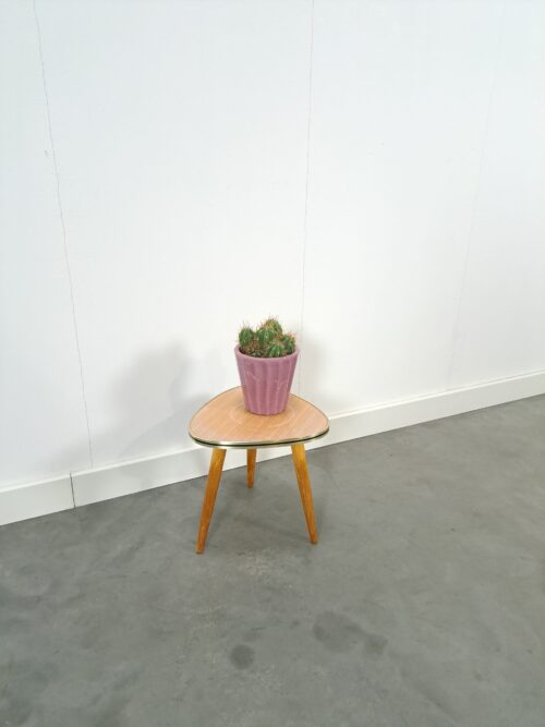 Vintage bijzettafel met houtlook formica blad en houten poten nr. 13 plantentafel, bijzettafel