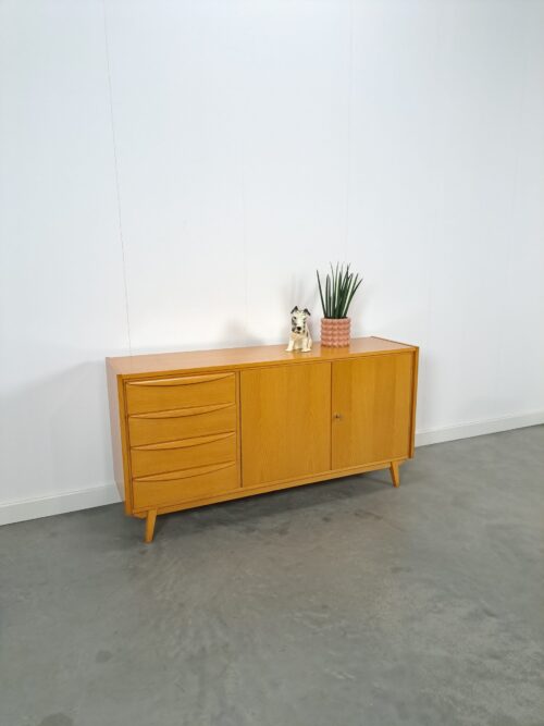 Vintage fineer dressoir met lades en houten handgrepen, sideboard