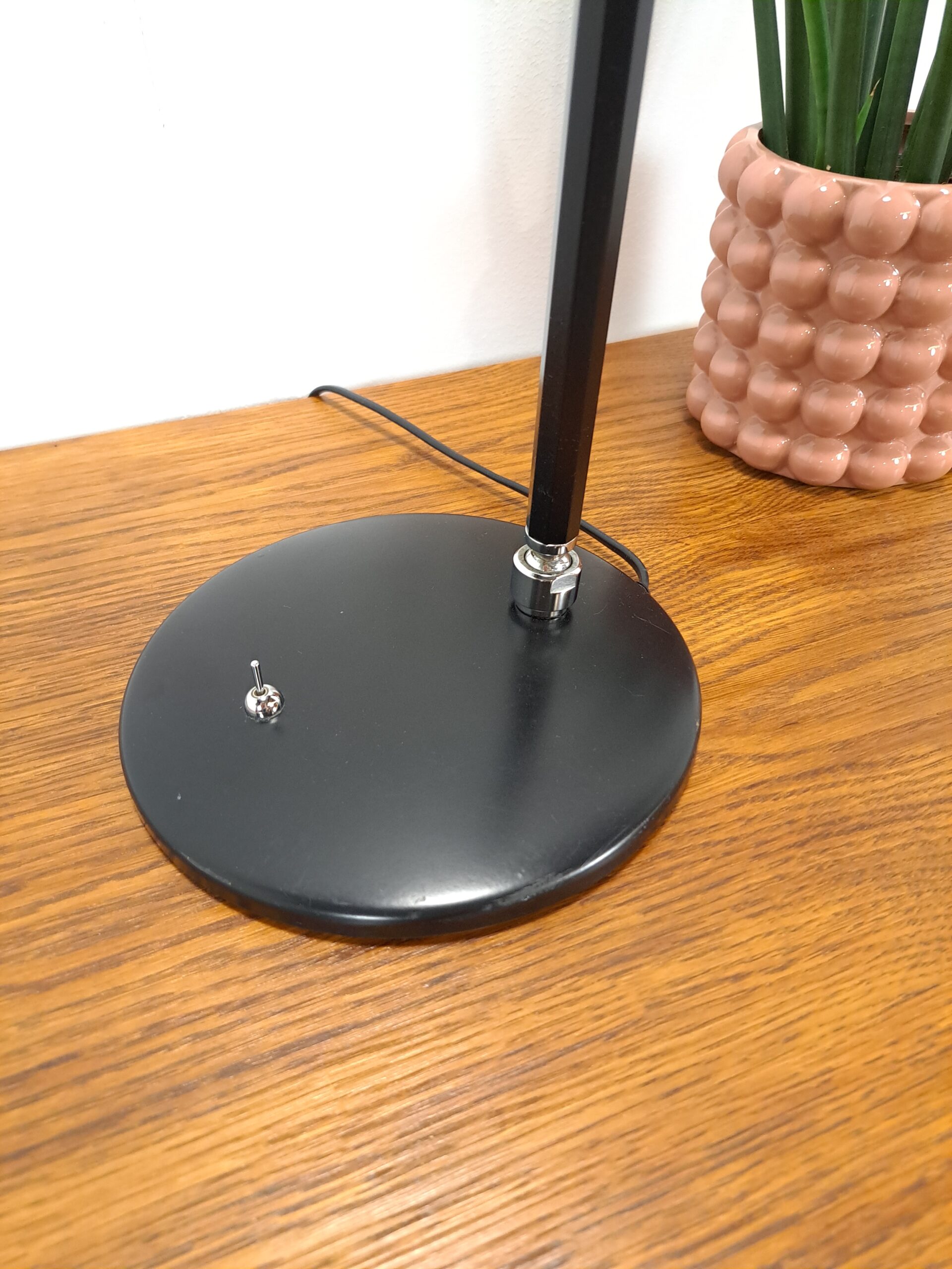 Vintage zwart metalen kantelbare bureaulamp met chromen details, lamp