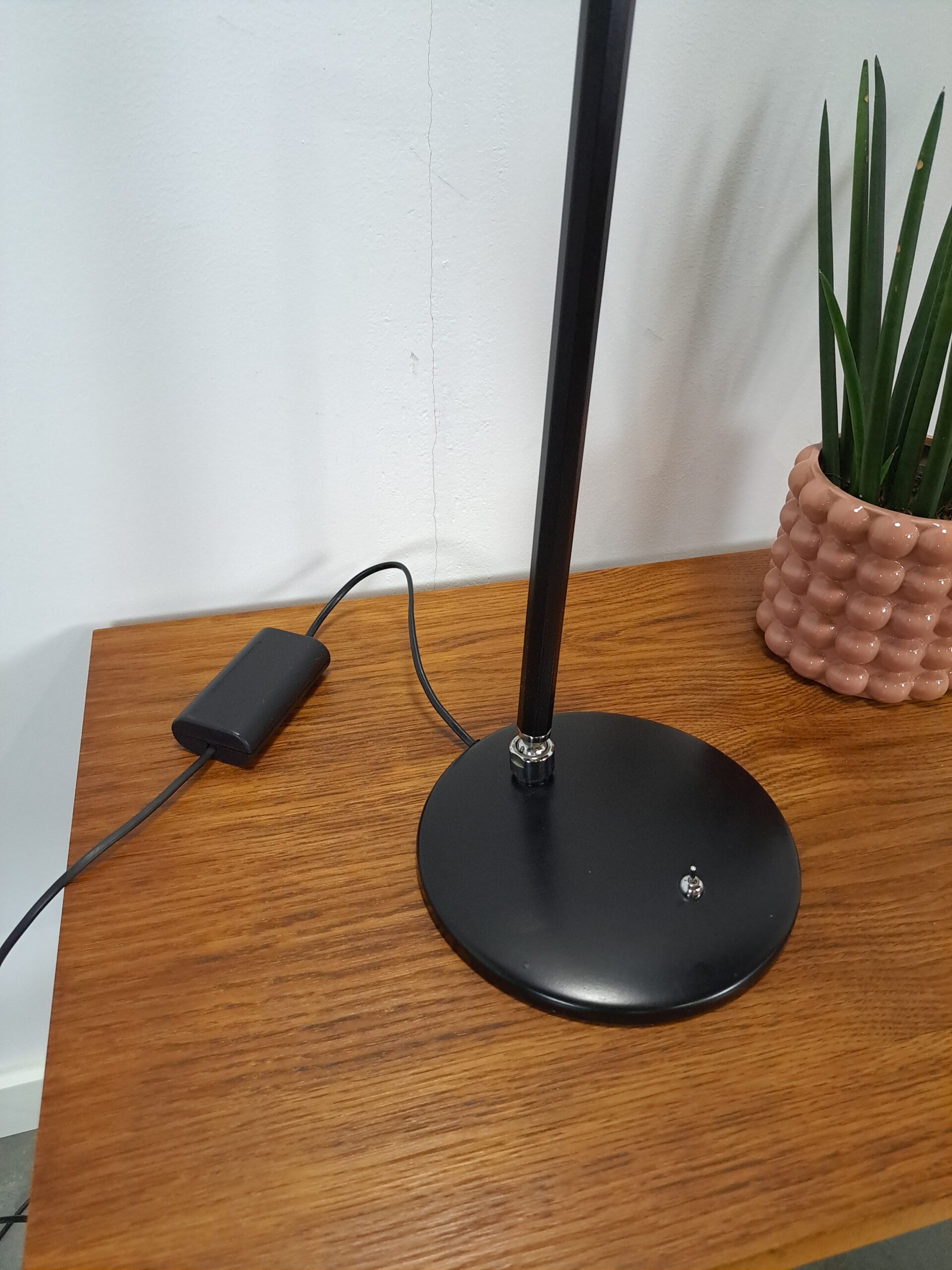 Vintage zwart metalen kantelbare bureaulamp met chromen details, lamp