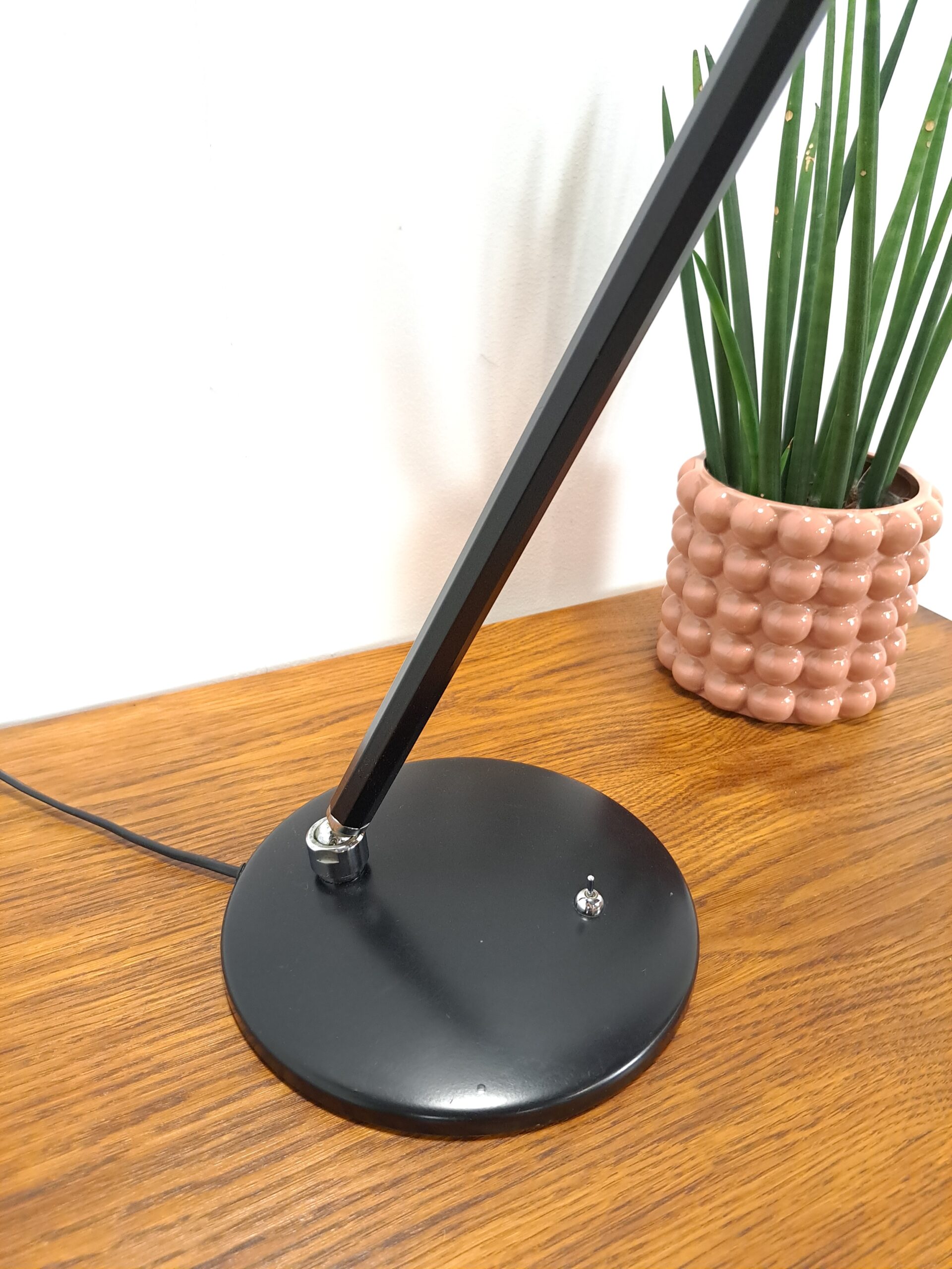Vintage zwart metalen kantelbare bureaulamp met chromen details, lamp