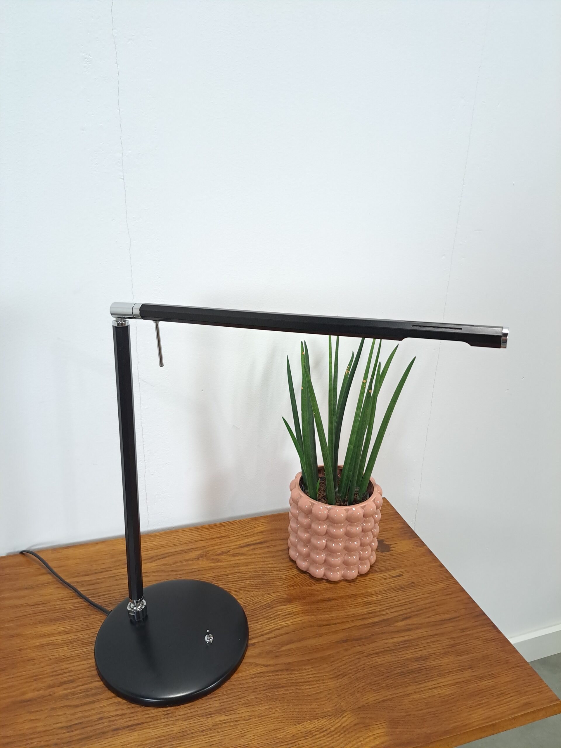 Vintage zwart metalen kantelbare bureaulamp met chromen details, lamp